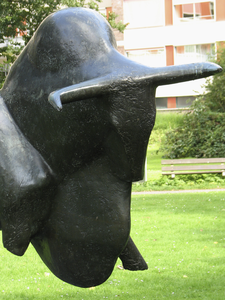 906046 Detail van het bronzen beeldhouwwerk 'Wending' van Wien Cobbenhagen (1950-2015), in 1988 geplaatst in Park de ...